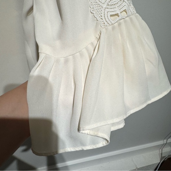 Banana Republic Factory Cream 3/4 Sleeve Lace Detail Blouse. Size Medium - Picture 5 of 8